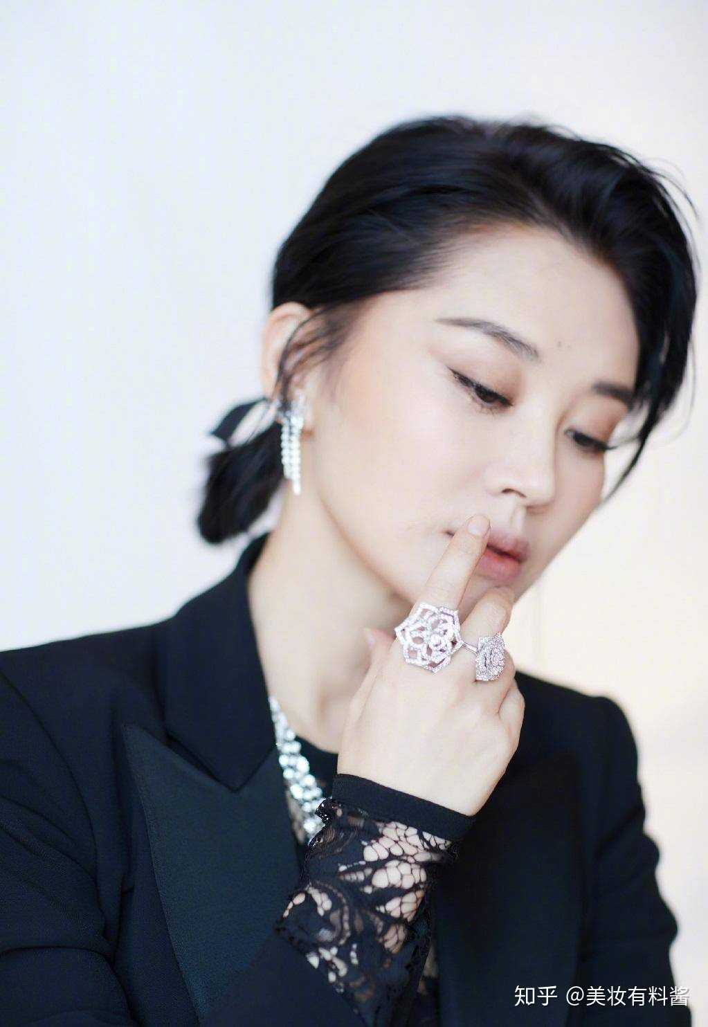 天呐,许晴都50岁了还是这么前凸后翘,身材也太好了叭!