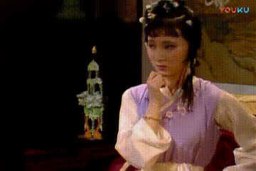 话不多说,先来几张动图,大家感受下同一个情景宝玉摔玉后黛玉的反应