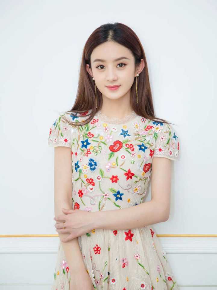 赵丽颖是典型的圆脸圆眼女孩,长lob卷发让晋升妈妈的她看上去更温婉