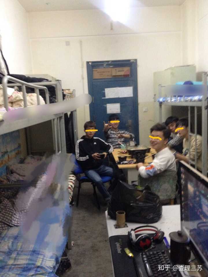 大学一天一包烟吧,晚上打游戏的话又时候是一天一包半,基本是游戏一