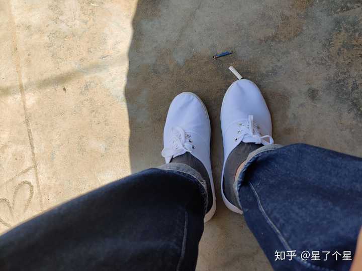 现在还有人穿下图当中的白球鞋么?