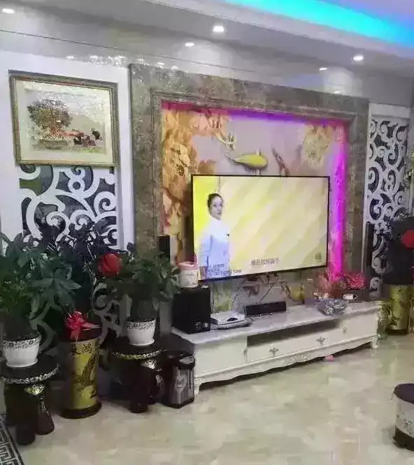 在爸妈装修前,记得把客厅装修效果图发给他们.