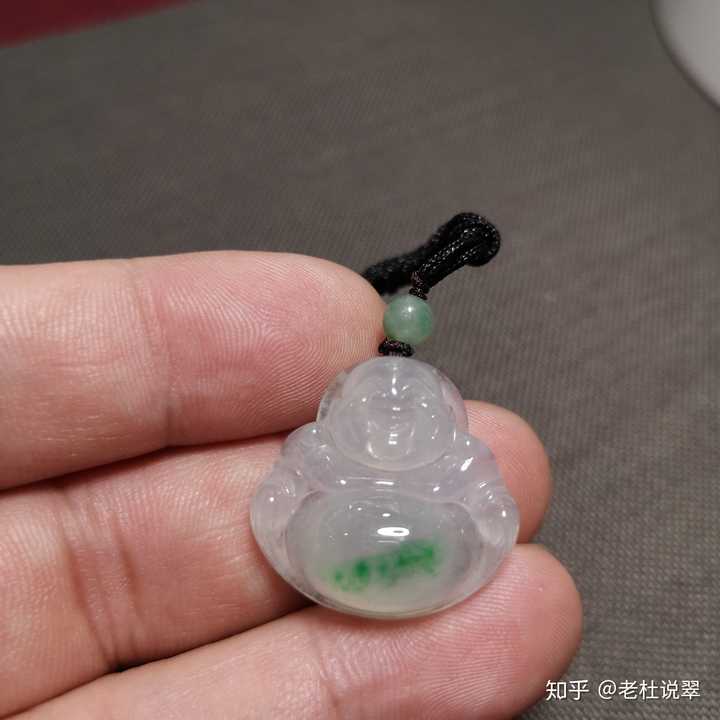 女孩子想要挑个玉石吊坠,什么样款式的寓意比较好?