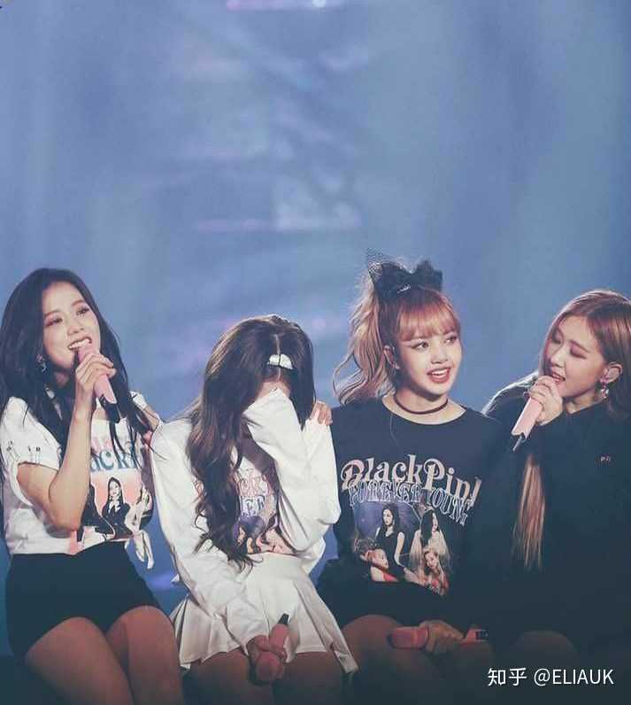 看看这张,jennie哭了,rosé一直看着jennie