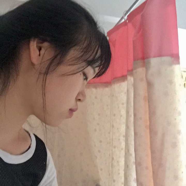 刚带上牙套后再附图一张 拍照角度问题 把我的侧脸掰正看 可以看出