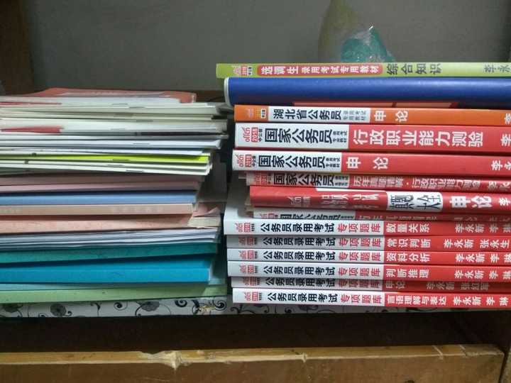 这一堆书和试卷就是付出