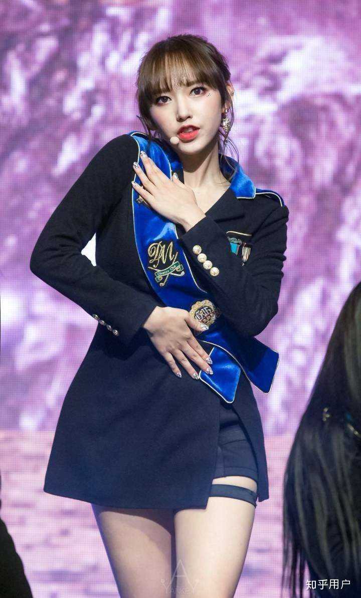 腰细腿长的漂亮妹妹我爱了,逼得我去看打歌舞台.