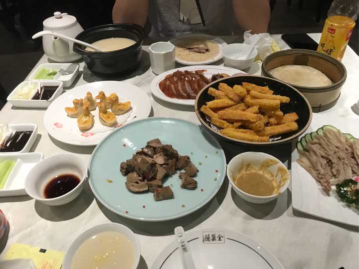 服务员好心提醒说两个人够了.所以,菜品如下.