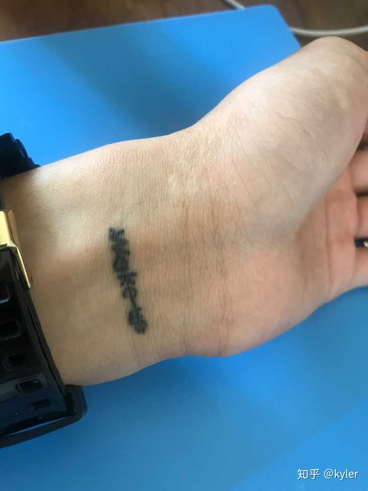和女朋友分手了 一直堕落 激励自己 就纹啦 苦逼的是手上有她的名字