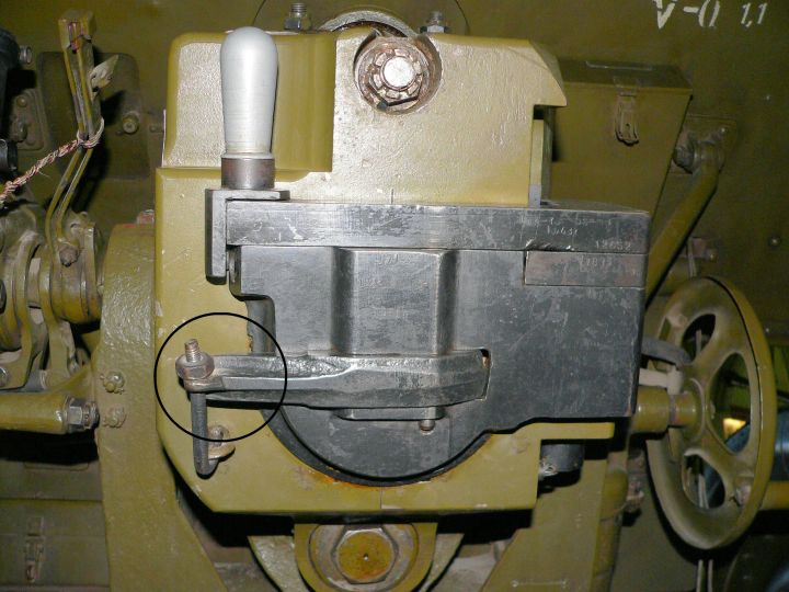 这些火炮都是榴弹炮,对击发时机不敏感,所以就用拉火绳.