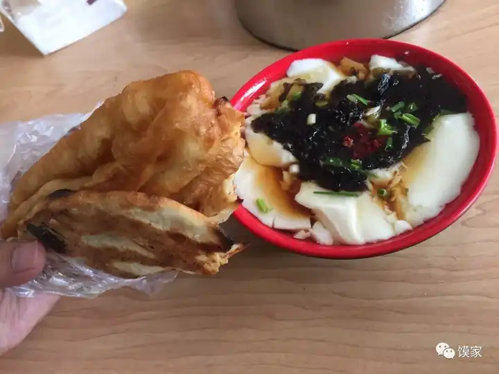 小编的最爱--烧饼油条搭配豆腐脑,不够的话,再来一笼小笼包