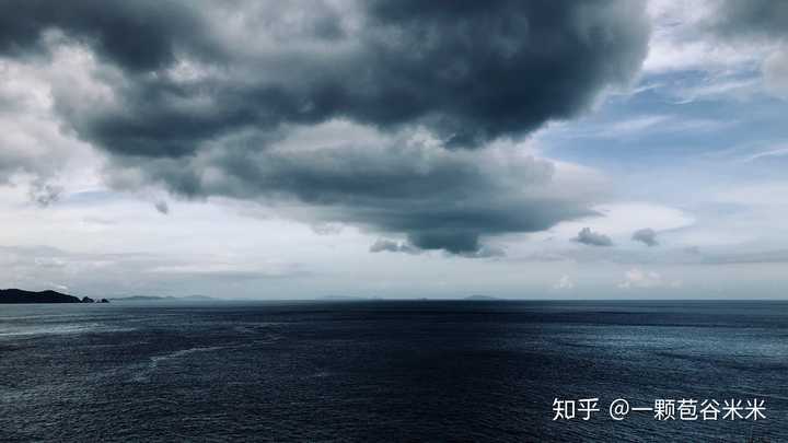 要下雨了,海上的乌云沉重地快要掉落了