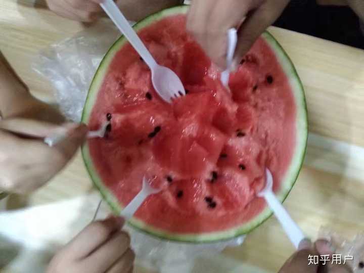 引以为傲五人吃瓜图