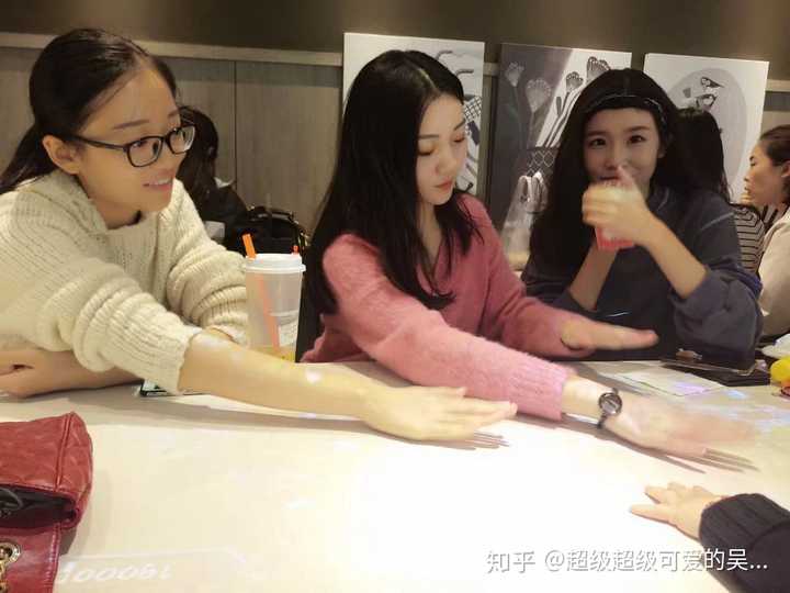 中间的女生是我,因为这张图大家开始叫我小桃红