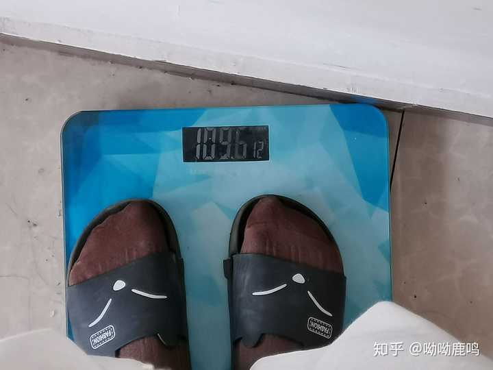 回家一称体重是110.9.我鲸了,去之前还是107.7,两天胖了3.2斤.