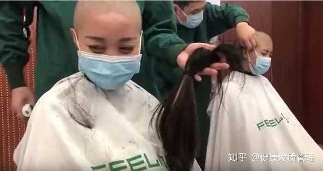 为什么那么多抗疫的女性医护人员要剃光头?