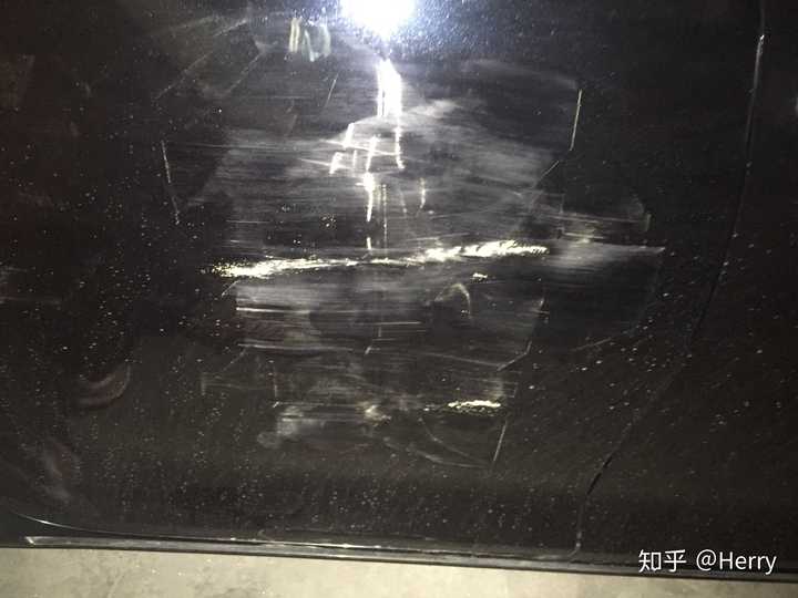 开车时转弯车门大面积刮蹭到墙柱怎么办4s店修要多少钱丰田凯美瑞