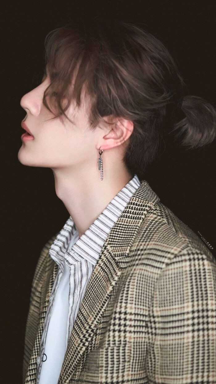 摸男生的喉结是什么感觉?