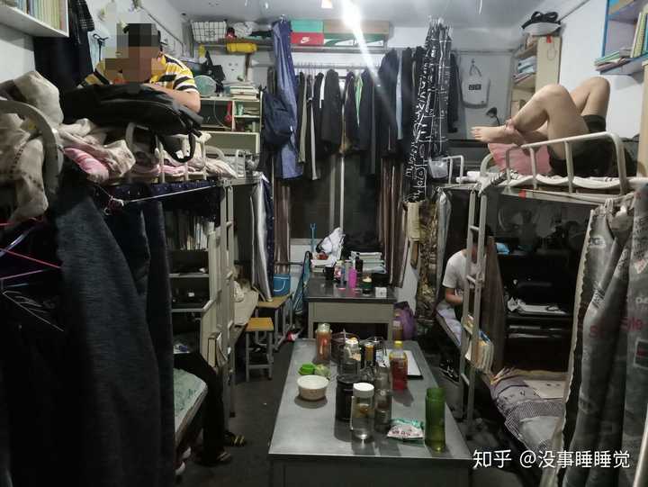 今天晚上我们年级查宿舍卫生然后把宿舍收拾了一下,桌子上东西