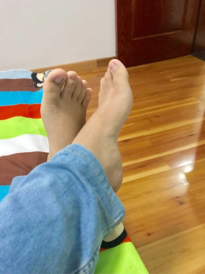 男孩子有一双好看的脚是一种什么样的体验?