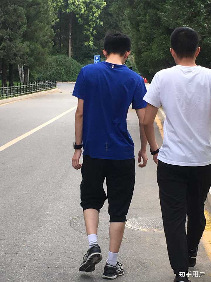 握爪～～我也喜欢看别的男生穿白袜,有时也会偷拍他们惹,尤其是对长