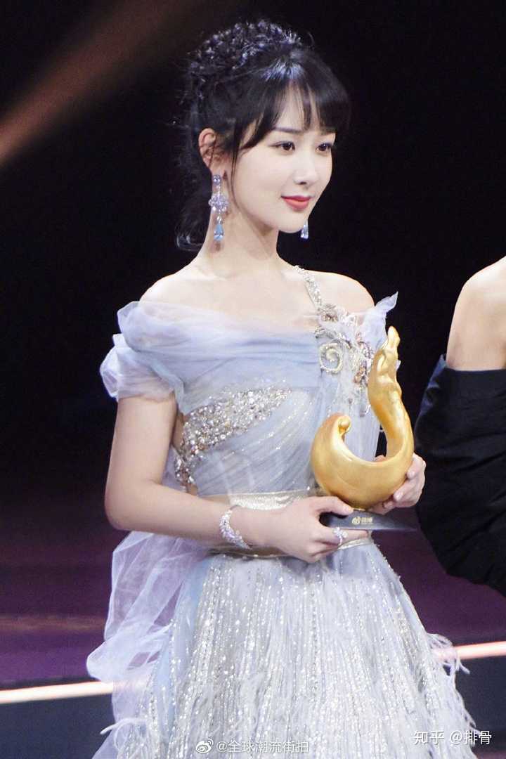 如何看待有人说杨紫丑还老演大美女的问题?