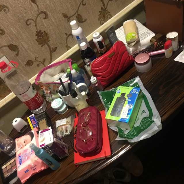 22每天晚上都会去我住的的地方,经过我室友同意,把我桌上散落的化妆品
