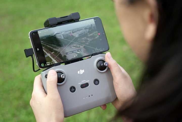 大疆发布了今年的第一款消费级无人机御 mavic air 2,售价为 4999 元