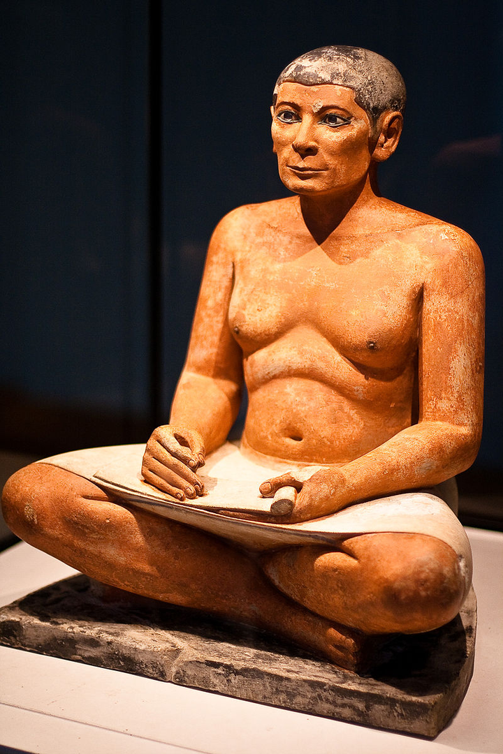 书吏凯伊(the seated scribe),约 公元前 2500 年(4500年昵 ).