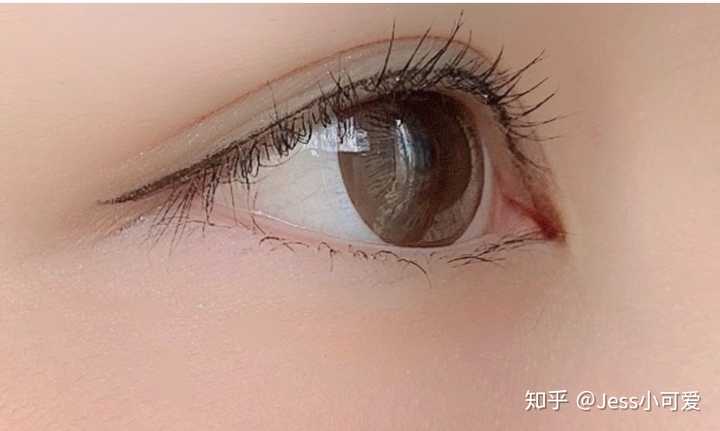 贴假睫毛和涂睫毛膏有什么不一样