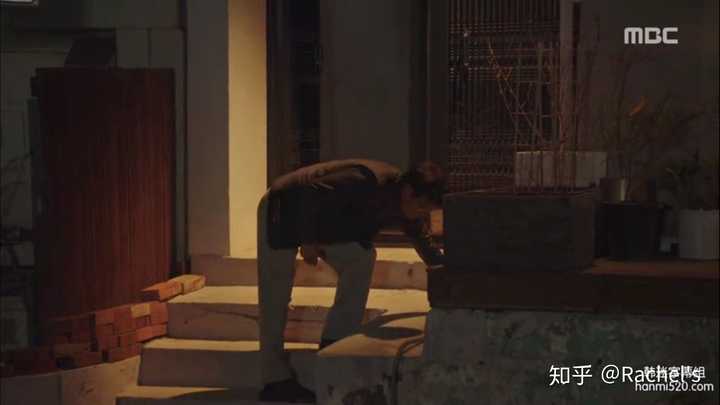 (一个细节,送儿子走后,志浩爸爸弯腰捡起门口的纸屑.