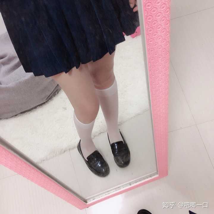 小腿粗的女生穿 jk 制服时适合哪种袜子?