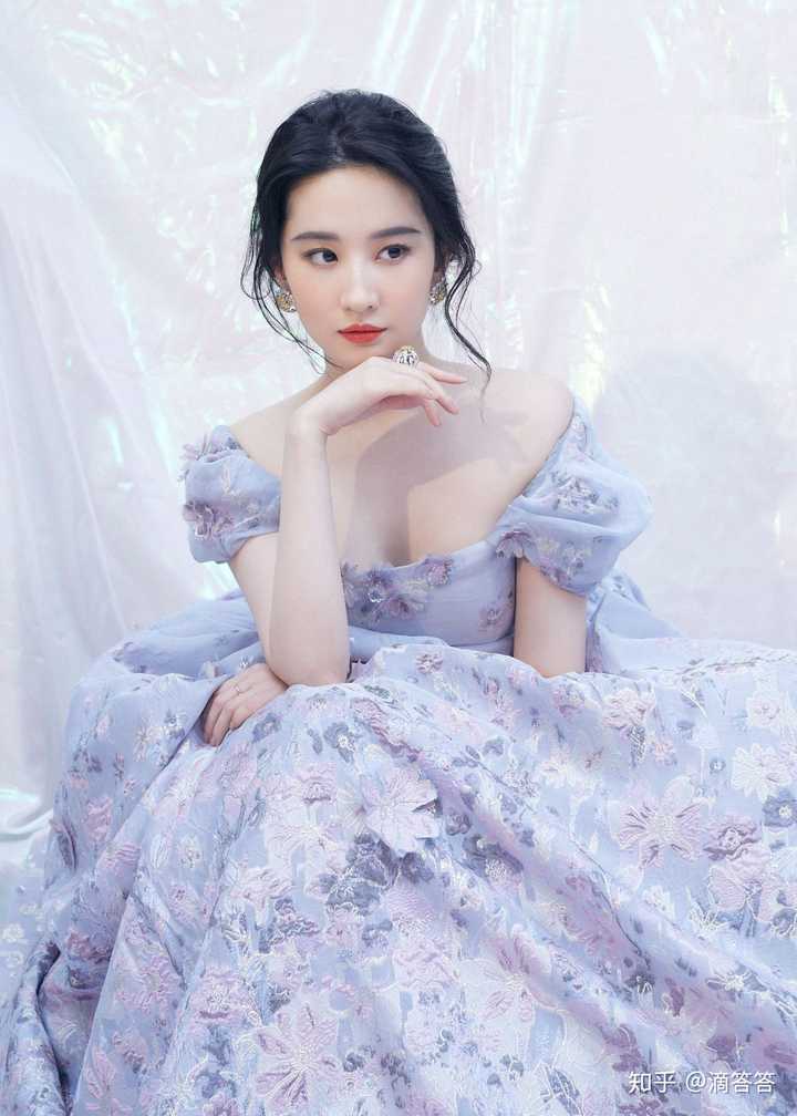 大家有存的让你觉得惊艳的女明星礼服图吗?