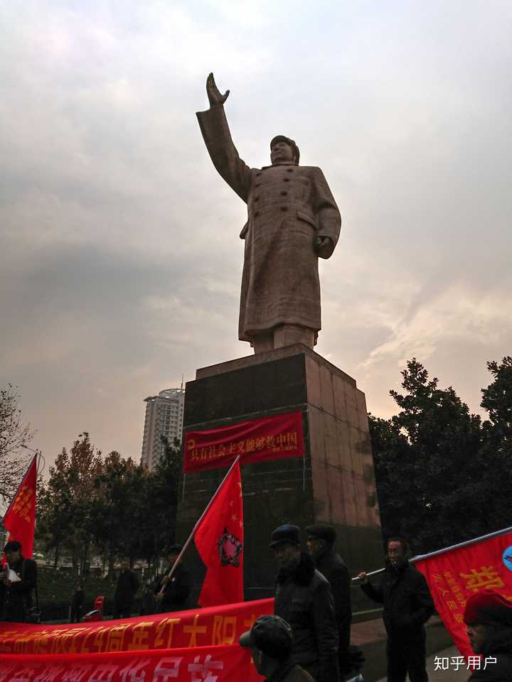 郑州有很多极左团体,在人民广场唱歌演讲骂社会,没人管的