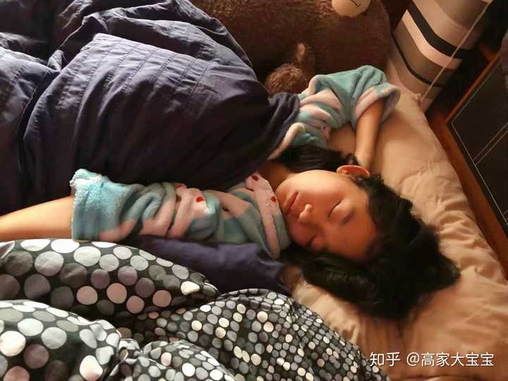 不过日常在家的她,就是这样的 蹭我床在我旁边睡得和猪一样