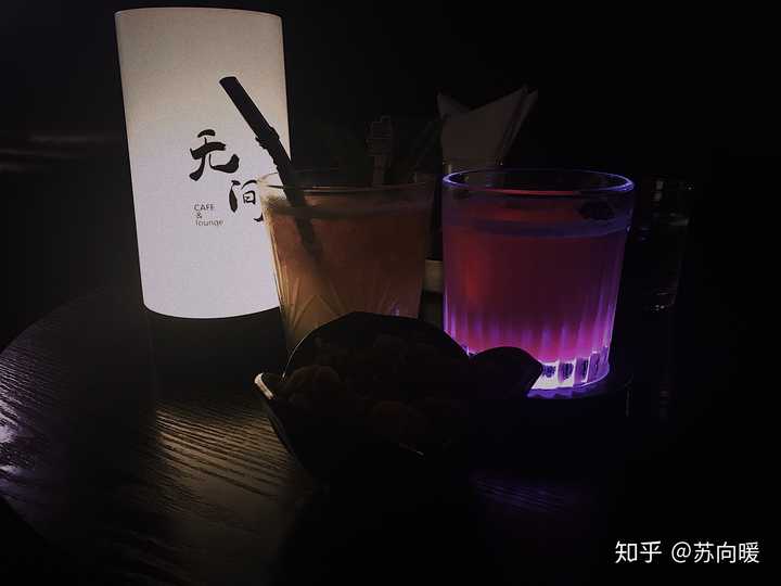 我会选择一个夜晚去清酒吧里听驻唱喝酒