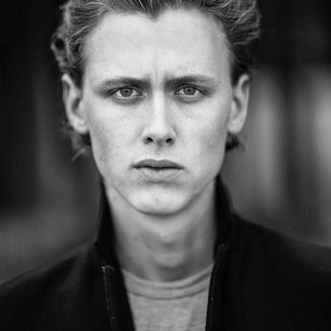 henrik holm 挪威小哥,演过一部bl剧《skam》,不算明星,也不太算模特