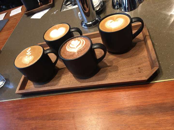 星巴克的一个展示店 好多人在那里吃brunch 感觉是个拍照片发朋友圈的