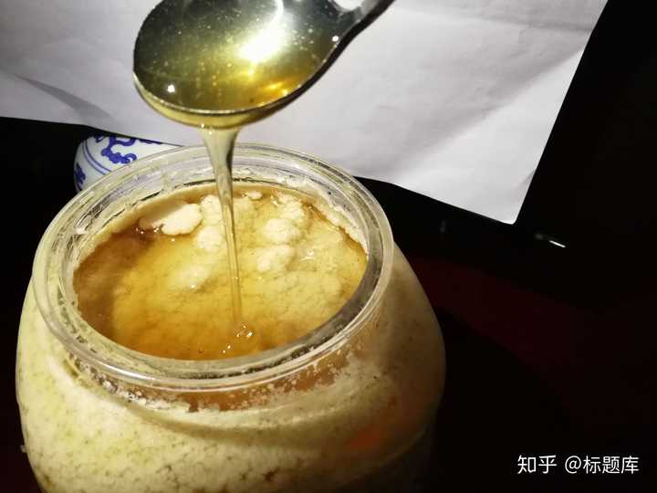 这两瓶蜂蜜哪个好可以从颜色判断第一瓶结冻还不是很厉害黄棕色第二瓶