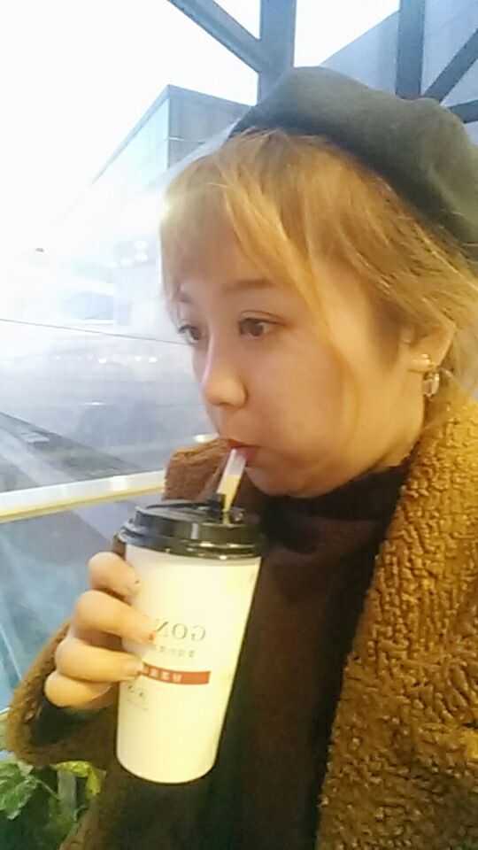 从侧面看到的深刻的双下巴,朋友说这是一个喝奶茶的忧郁胖子