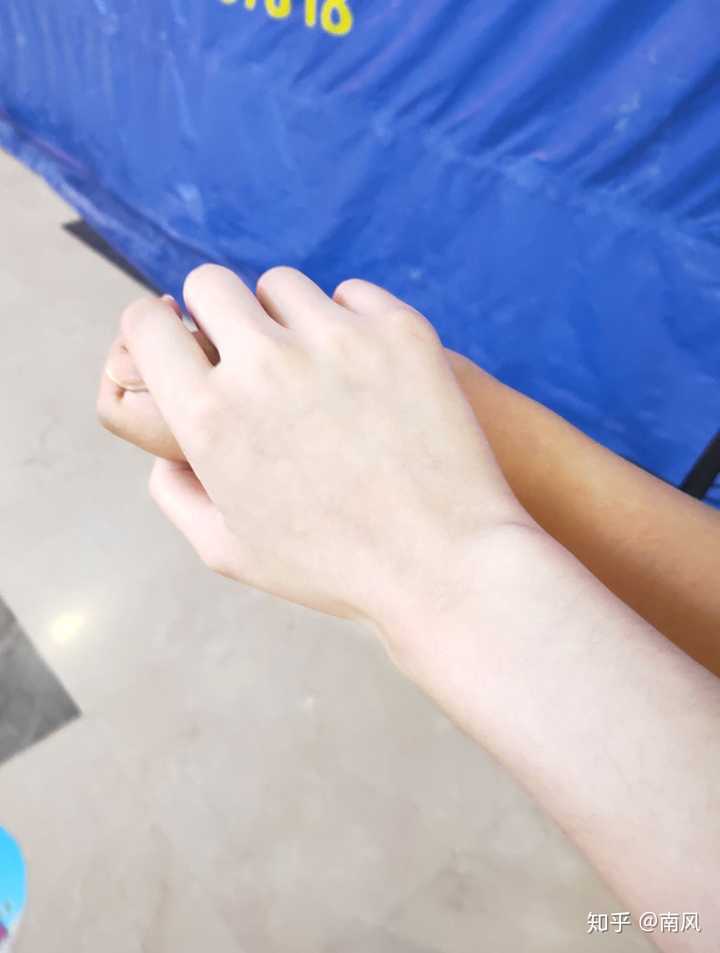 我和闺蜜牵手手