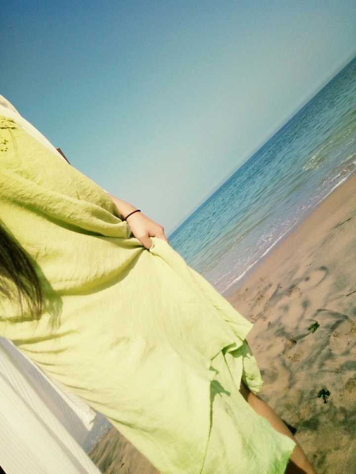 女孩子在海边拍照摄影应该穿什么样的衣服?