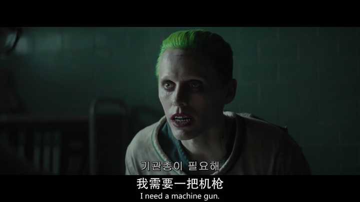 剧情细节 《自杀小队》里也有不少剧情细节突出莱托的小丑的"疯" "口