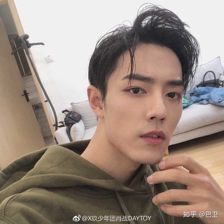 肖战老婆连夜提着肖战给你答