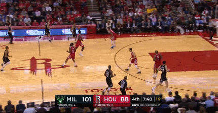 不论你看到时空领主缓慢的三步上篮有多想笑,你也得承认大锤把握时机