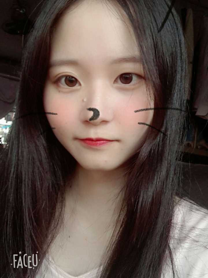 一个女生不戴眼镜会比戴眼镜时好看吗?