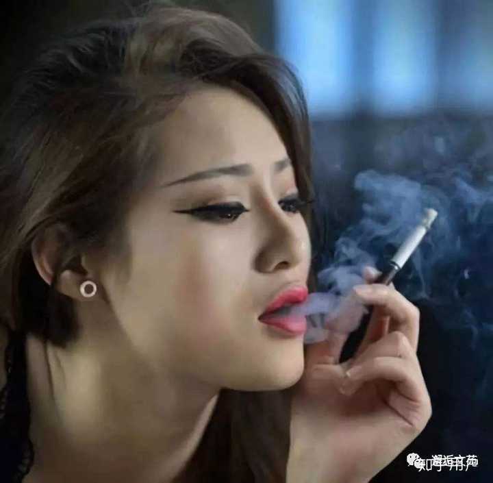 在人们眼中,是否都觉得女孩子抽烟喝酒文身很掉价?