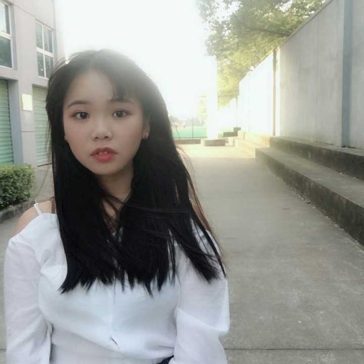 的长发吧,答案不喜勿喷,毕竟自己觉得自己也不是那种漂亮的女孩子啦