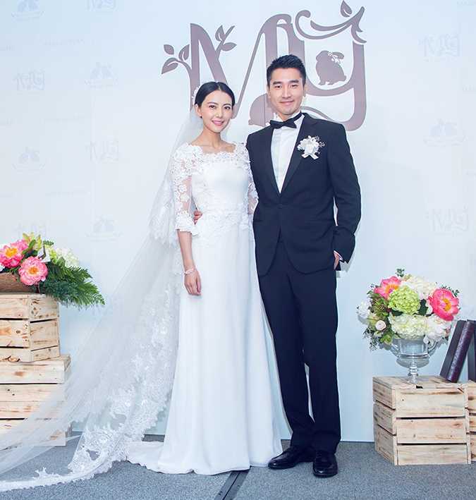 在高圆圆换上中式红裙后,赵又廷也换上了戗驳领,单排两粒扣的黑色套装