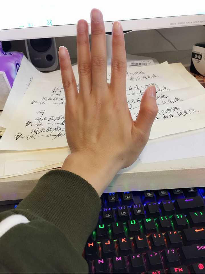 1 人 赞同了该回答 我有恋手癖啊啊啊～然而手漂亮是加分项啊,颜不